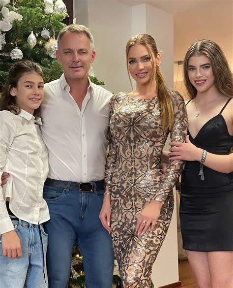 Andrea Verešová s manželom Danielom Volopichom a deťmi