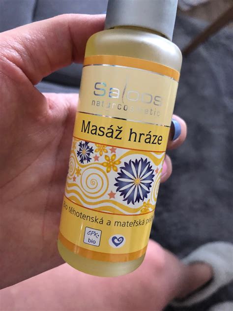 Žena vykonávajúca masáž hrádze