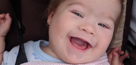 Ilustrácia rodiny s dieťaťom s Downovým syndrómom