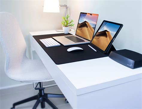 žena v tehotenstve pri pracovnom stole