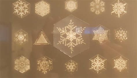 Detailná fotografia snehovej vločky s viditeľnou šesťuholníkovou symetriou