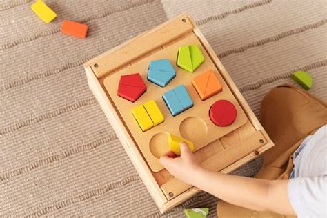 Dieťa objavuje hračky v Montessori prostredí