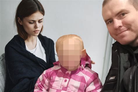 Dieťa schovávajúce sa za matku pri stretnutí s cudzím človekom v situácii, ktorá evokuje sociálnu úzkosť