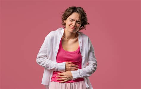 žena hladkajúca si brucho