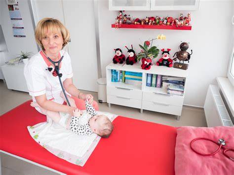 Pediatrička vyšetrujúca bábätko