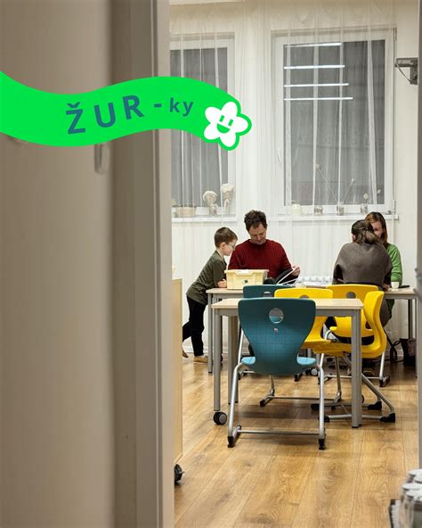 Dieťa so zúrivým výrazom, za ním rodič s trpezlivým pohľadom