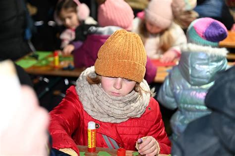 ilustrácia šťastnej rodiny v parku