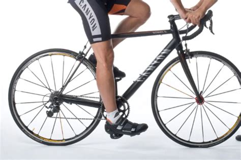 Správne umiestnenie chodidla na pedáli bicykla