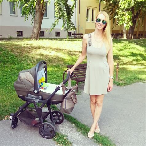 Bábätko zívajúce na prechádzke