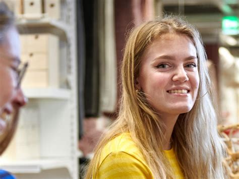 žena s partnerom objímajúca sa s úsmevom