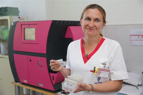 Lekárka odoberajúca krv na testovanie hCG