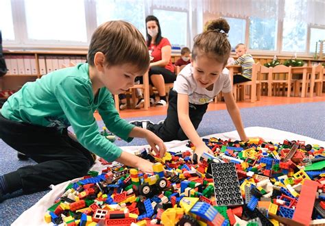 Dieťa hrajúce sa s LEGO Duplo