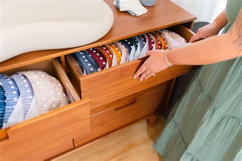 Infografika porovnávajúca rôzne typy prebaľovacích pultov