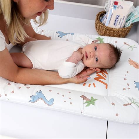 Ukážka rôznych bielych prebaľovacích pultov