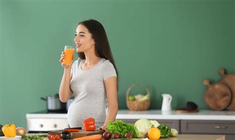 Zobrazuje ženu v tehotenstve, ktorá si vyberá čerstvé a bezpečné potraviny na trhu.