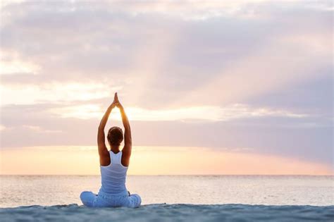 Matka venujúca sa meditácii na zníženie stresu