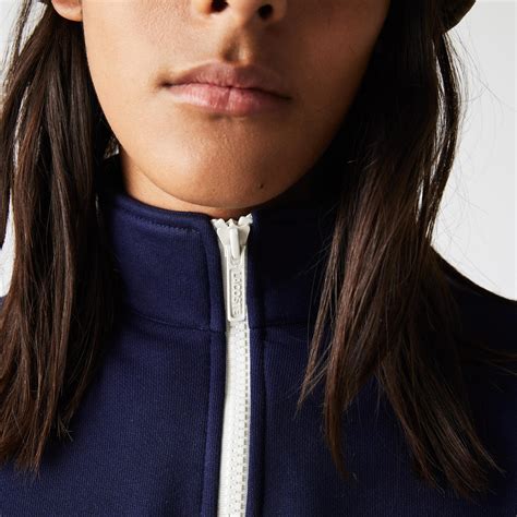 Detail zipsu s ochrannou légou a vysokým golierom na detskej vetrovke