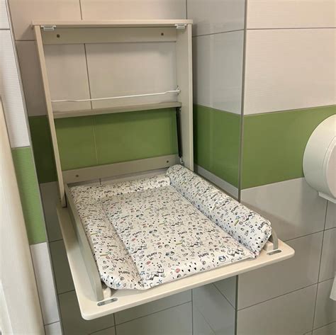 Nástenný prebaľovací pult v zloženej polohe