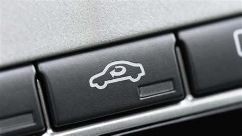 Ilustrácia správne a nesprávne upevneného nákladu v aute