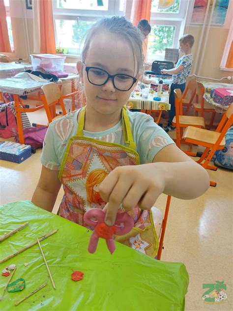 Dieťa modeluje písmená z plastelíny