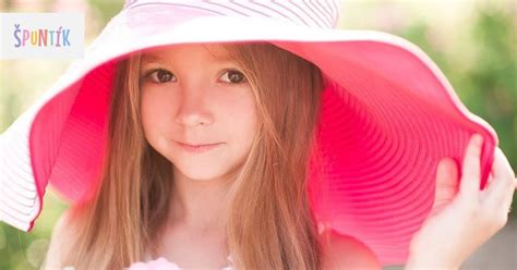 Dieťa v klobúčiku chrániacom pred slnkom