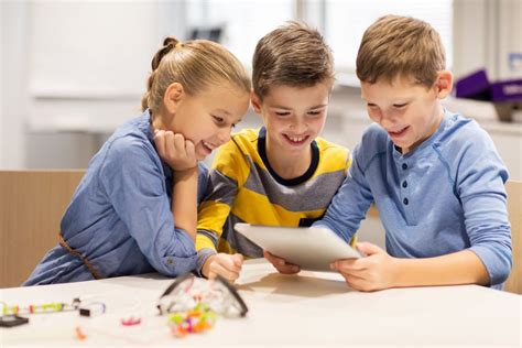 Dieťa pozerajúce do smartfónu