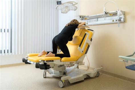 Žena v pôrodnej polohe počas prirodzeného pôrodu