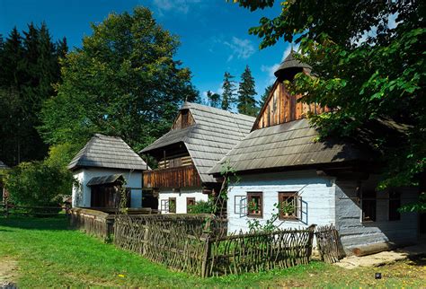 Zobrazenie chudobnej slovenskej dediny na začiatku 20. storočia