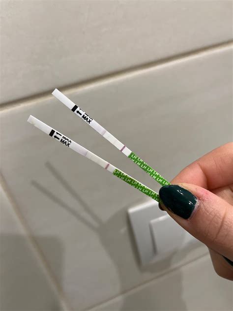 obrázok s príkladmi pozitívneho, negatívneho a neplatného ovulačného testu