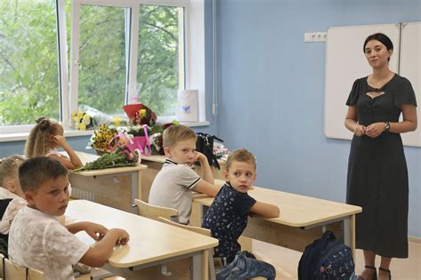 Učiteľ pomáha žiakovi v triede