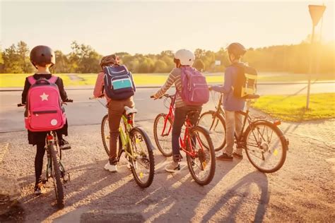 Rodič držiaci dieťa za chrbát pri učení jazdy na bicykli