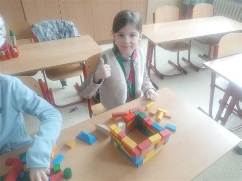 Deti stavajú násobilkové veže z kociek Lego