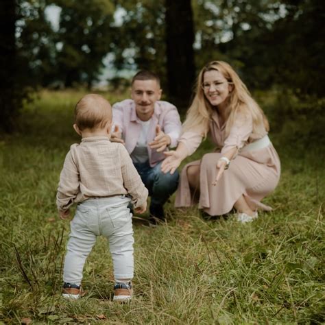Dieťa so záujmom sledujúce jedlo rodičov