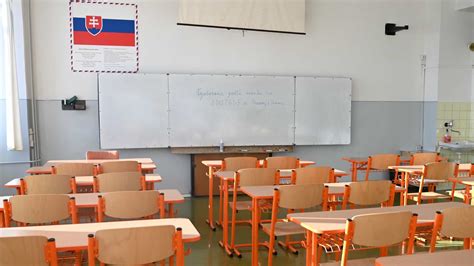 Školská trieda s rôznymi učebnými pomôckami