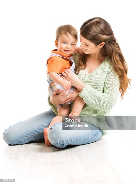 Šťastná matka s bábätkom, usmievajúca sa na seba