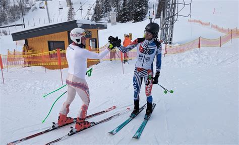 Detský lyžiar na svahu s rodičom
