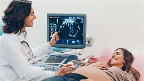 Lekárka na ultrazvuku vysvetľuje pacientke priebeh tehotenstva