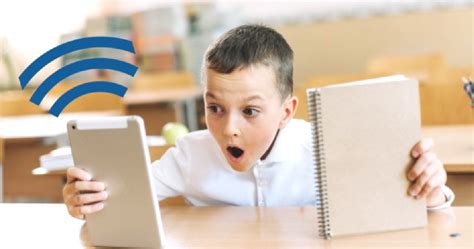 Dieťa so smartfónom alebo tabletom, rodičia v pozadí ignorujúci