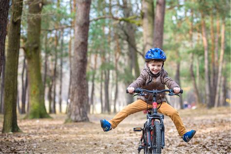 Dieťa na detskom elektrobicykli
