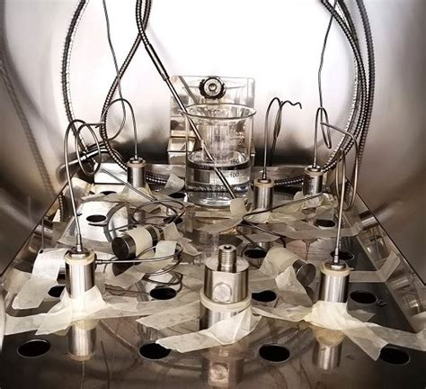 Ilustrácia procesu parnej sterilizácie s horúcou parou ničiaci baktérie