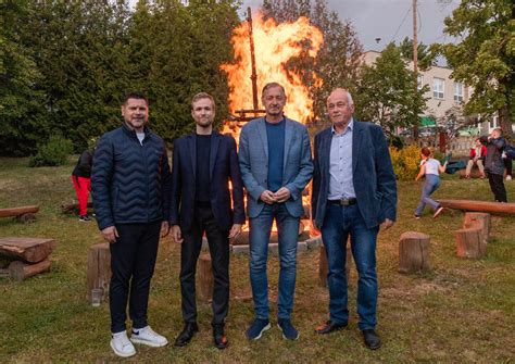 jemné detské rúčky v dlaniach rodičov