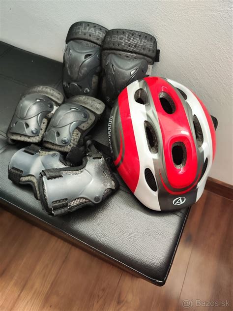 dieťa s kompletnou cyklistickou výbavou prilba a chrániče