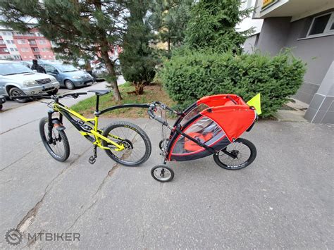 Detský cyklovozík pripojený za bicykel