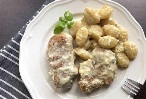 Ilustrácia kuracích steakov so syrovou omáčkou