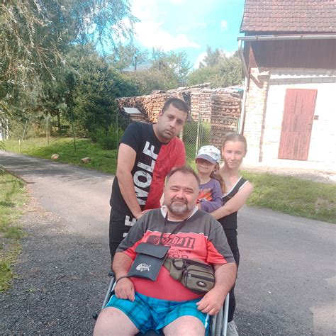 Rodičia modliaci sa za svoje dieťa