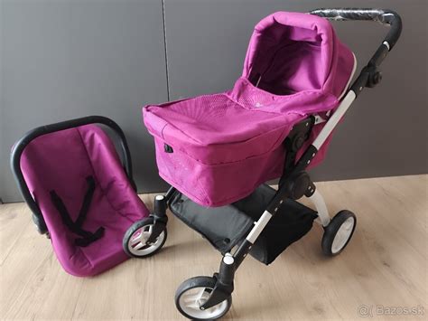 Dievčatko tlačiace kočík pre bábiky Britax