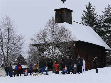 Zasnežená dedina s kostolom