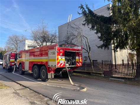 Dobrovoľní hasiči pri slávnostnom odovzdávaní techniky