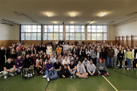 Mladí ľudia ukazujú svoje talenty