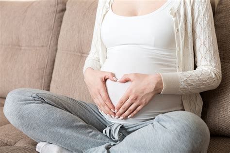 fotka zdravej tehotnej ženy usmievajúcej sa